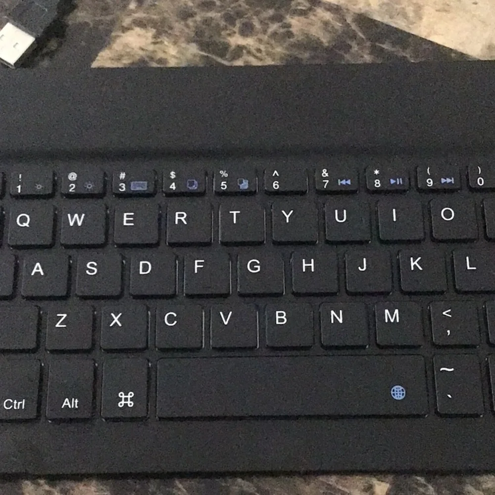 iPad key board w usb cord.NEW